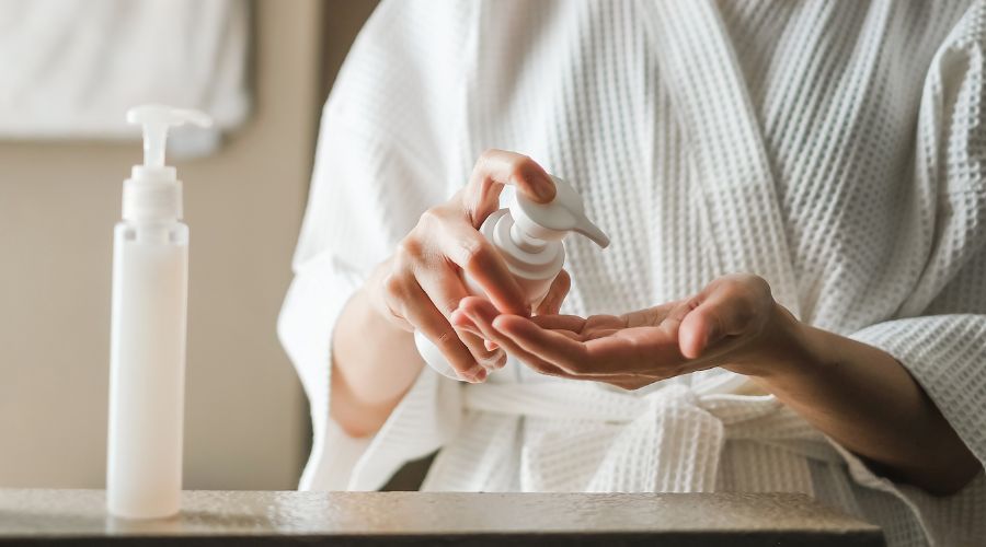  Lelah dengan Langkah Perawatan Kompleks? Saatnya Beralih ke 'Skincare Minimalis' yang Lebih Cerdas