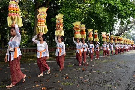 Wanita Bali menyunggi