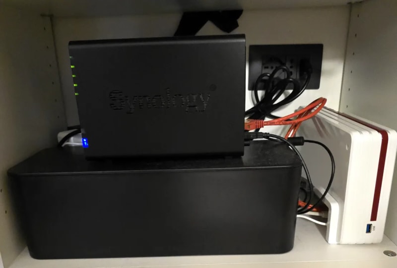 Il mio NAS Synology DS220+ nel mobiletto di casa