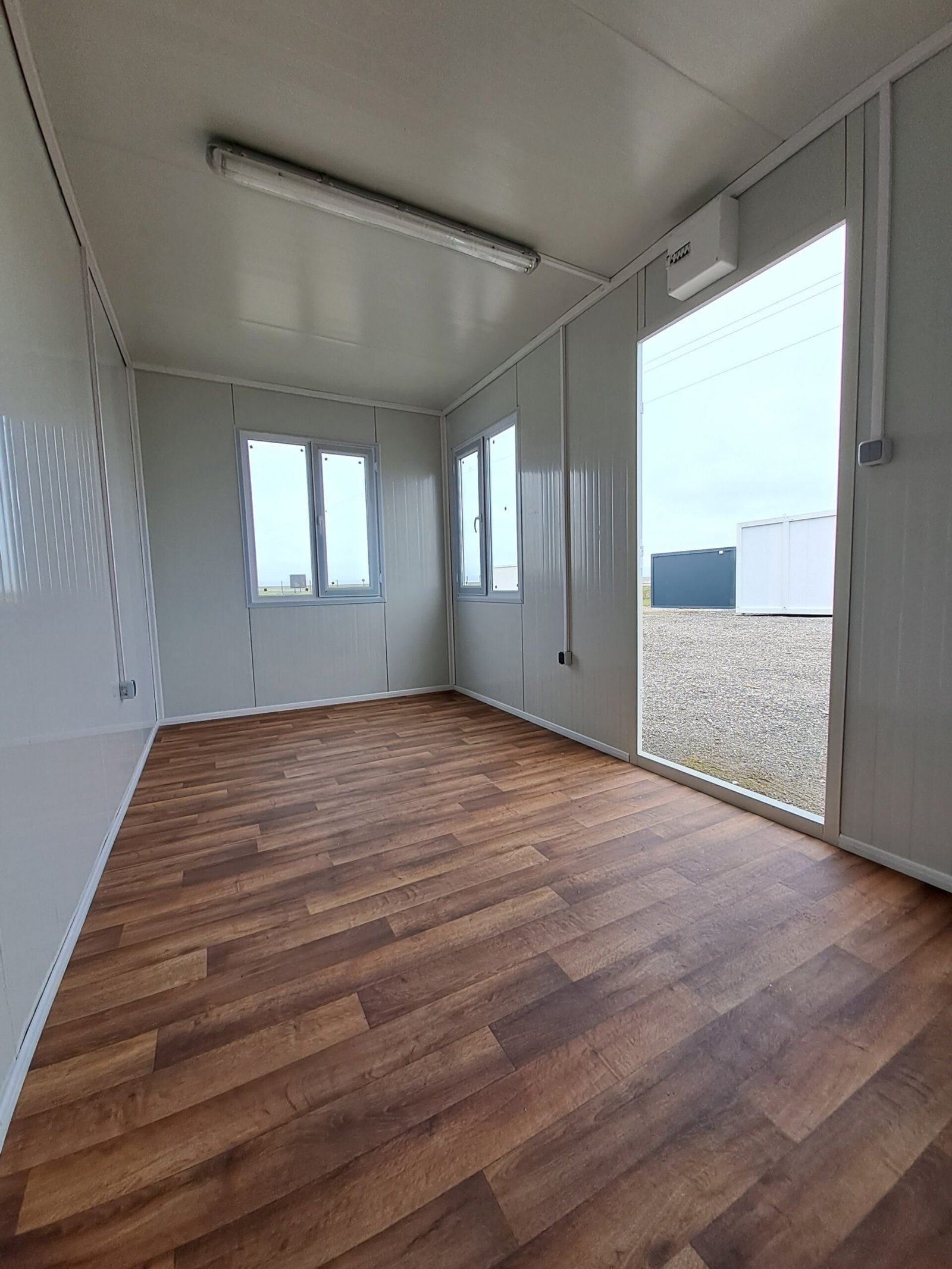 BUNGALOW MIT SANITÄRBEREICH - 1