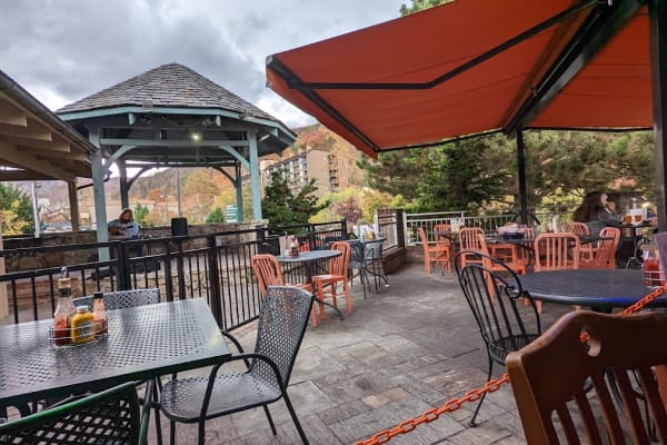 Tom & Earl's Back Alley Grill