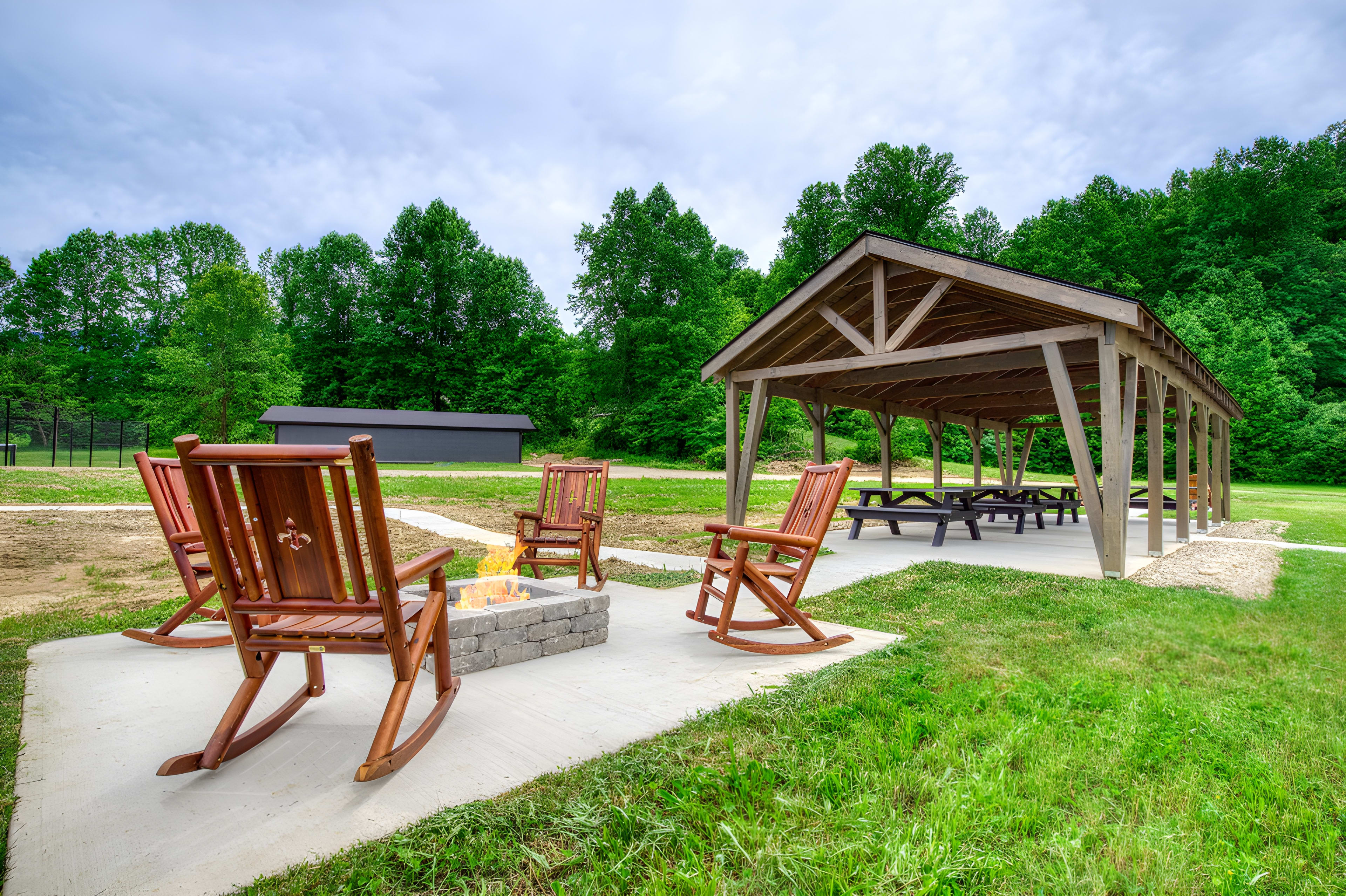 Greenbrier Creek Pavilion And Fire Pit - Gatlinburg Cabin Rental Resort