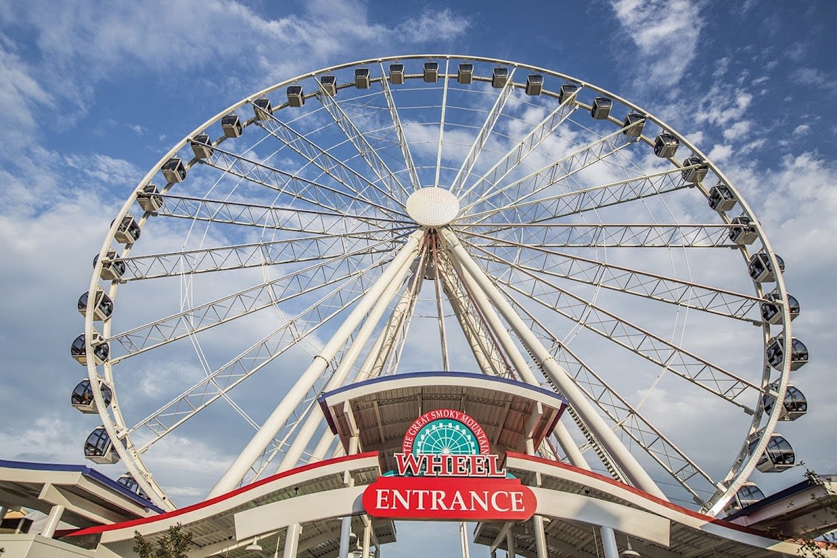 The Great Smoky Mountain Wheel at The Island in Pigeon Forge at dusk.