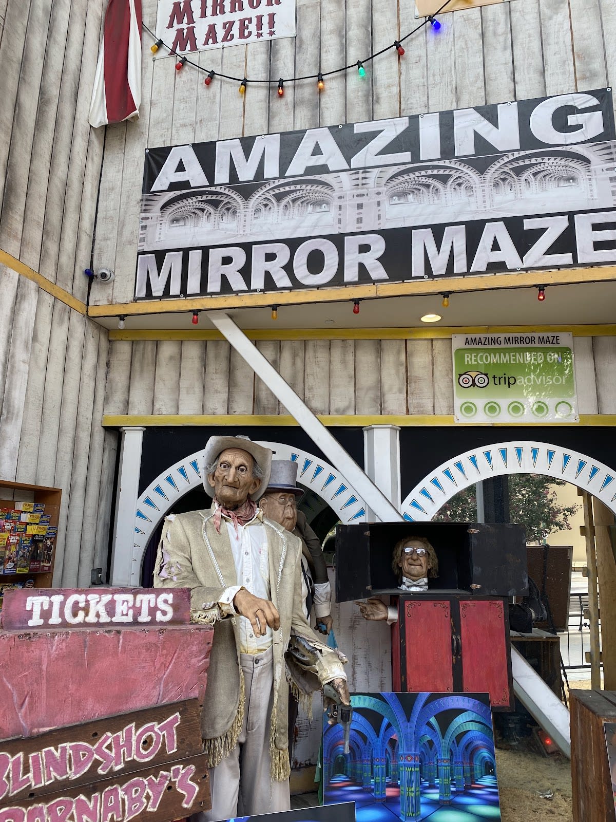 Amazing Mirror Maze & Circus Golf