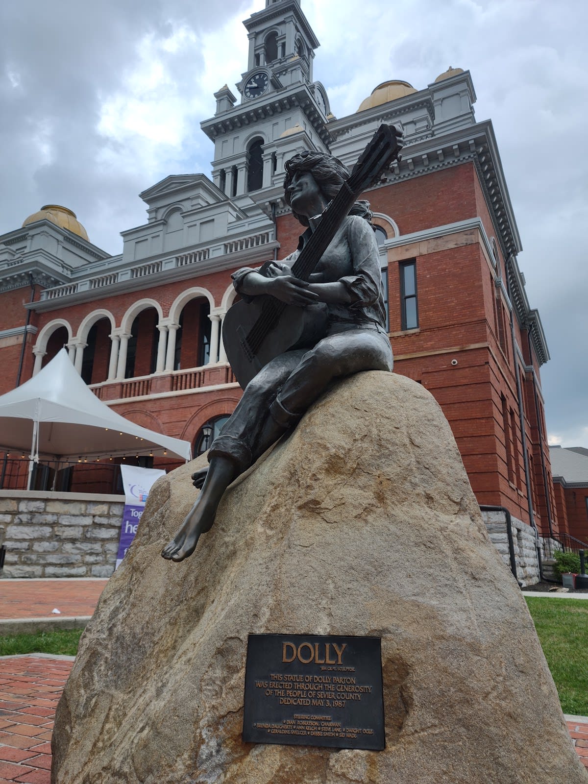 Dolly Parton Statue