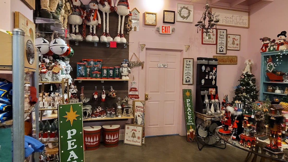 Parrot Mountain Pet Store