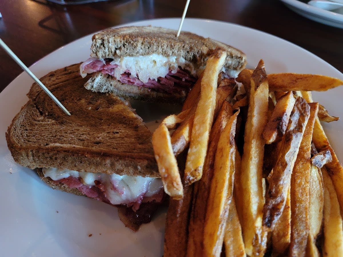 The Roaming Gnome Pub & Eatery