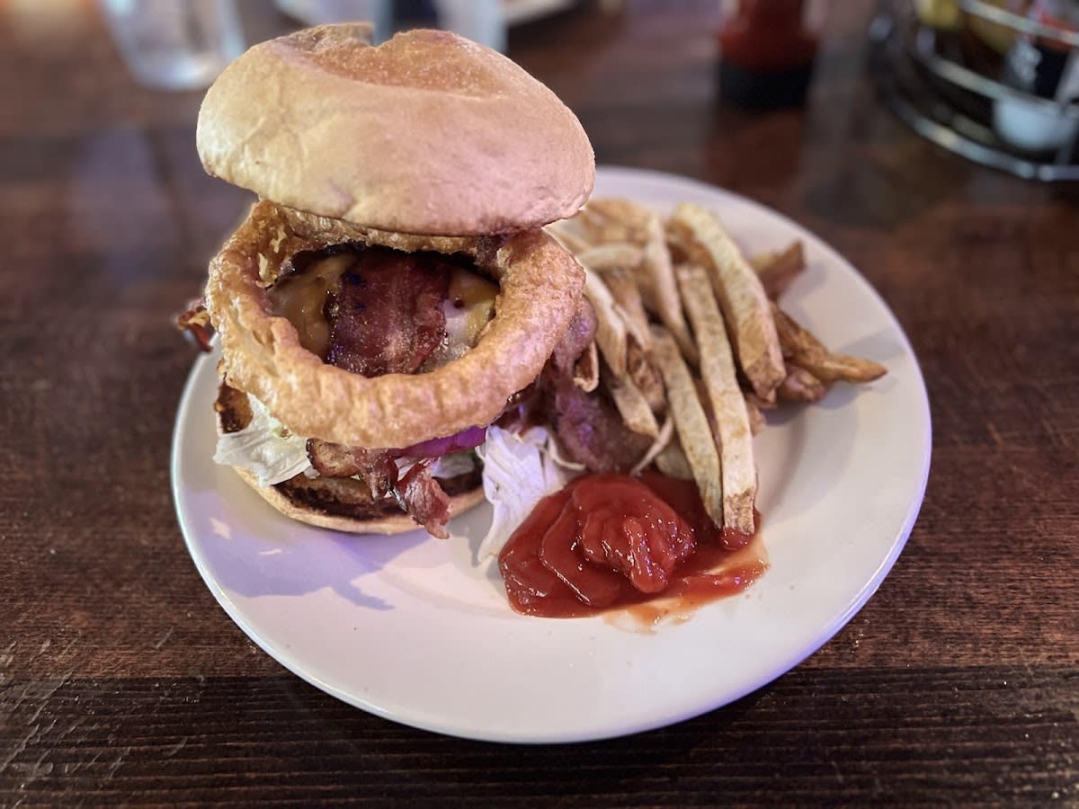 The Roaming Gnome Pub & Eatery