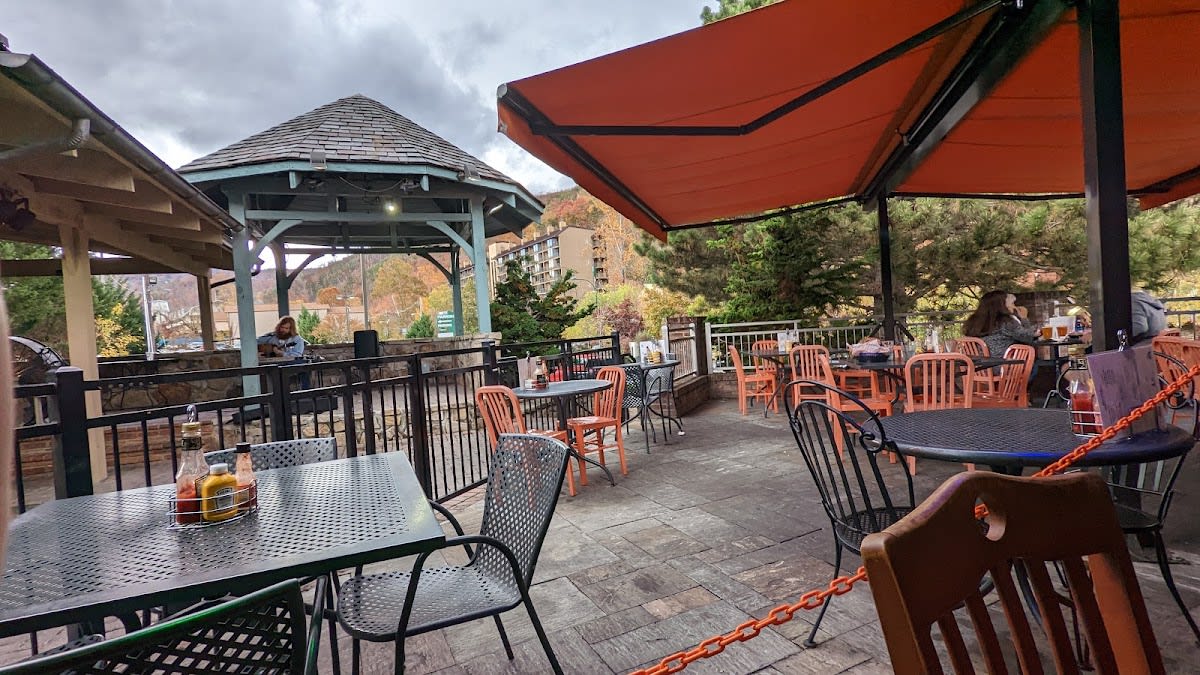 Tom & Earl's Back Alley Grill