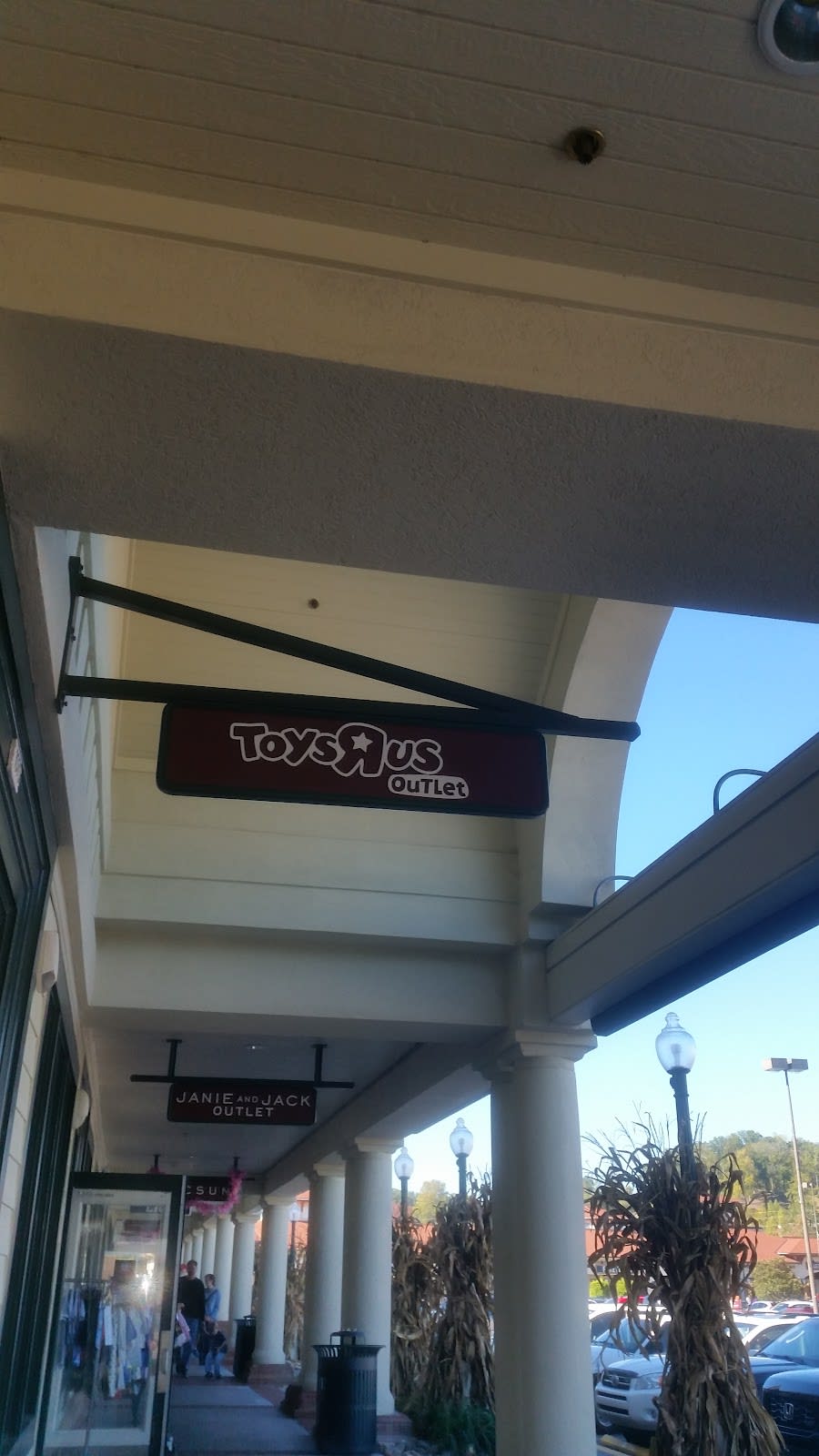 Toys R Us - Seasonal Pop-Up Store!