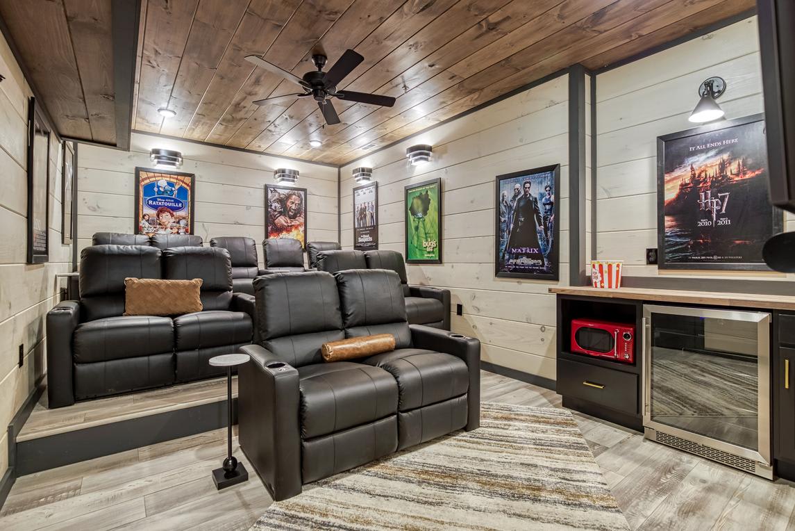 A Smoky Mountain Splash - Theater Room