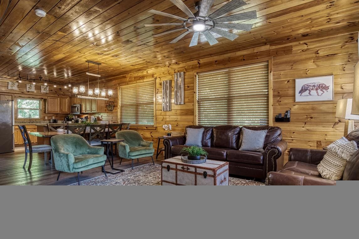 Cozy Bear Lodge interior 3