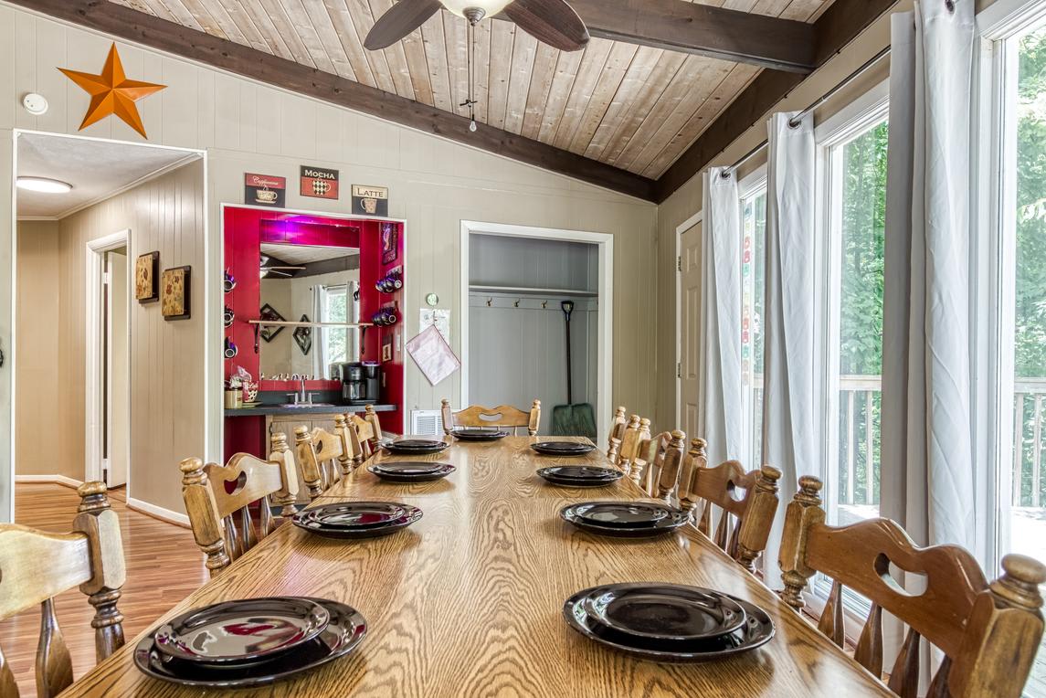 Dancing Bears Lodge - Kitchen