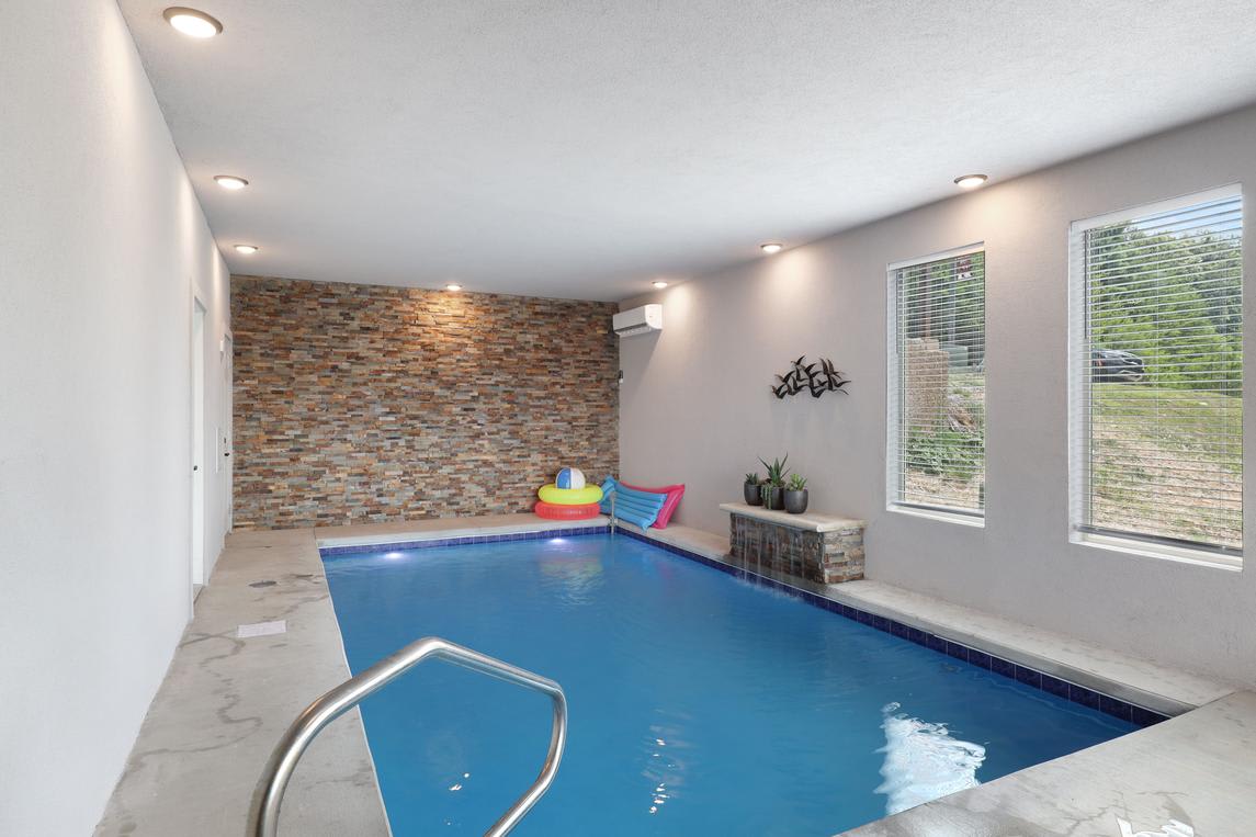 Paradise Pool Lodge - main view
