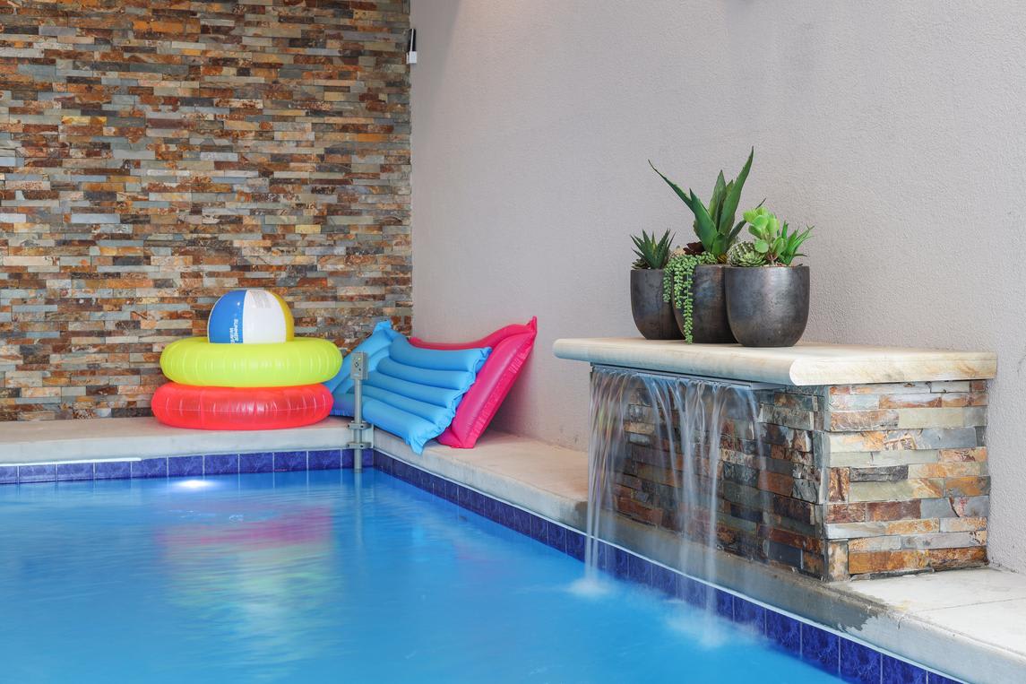 Paradise Pool Lodge interior 2