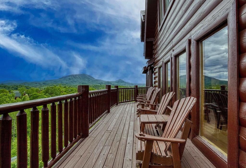 Serenity Mountain Pool Lodge - Game Room