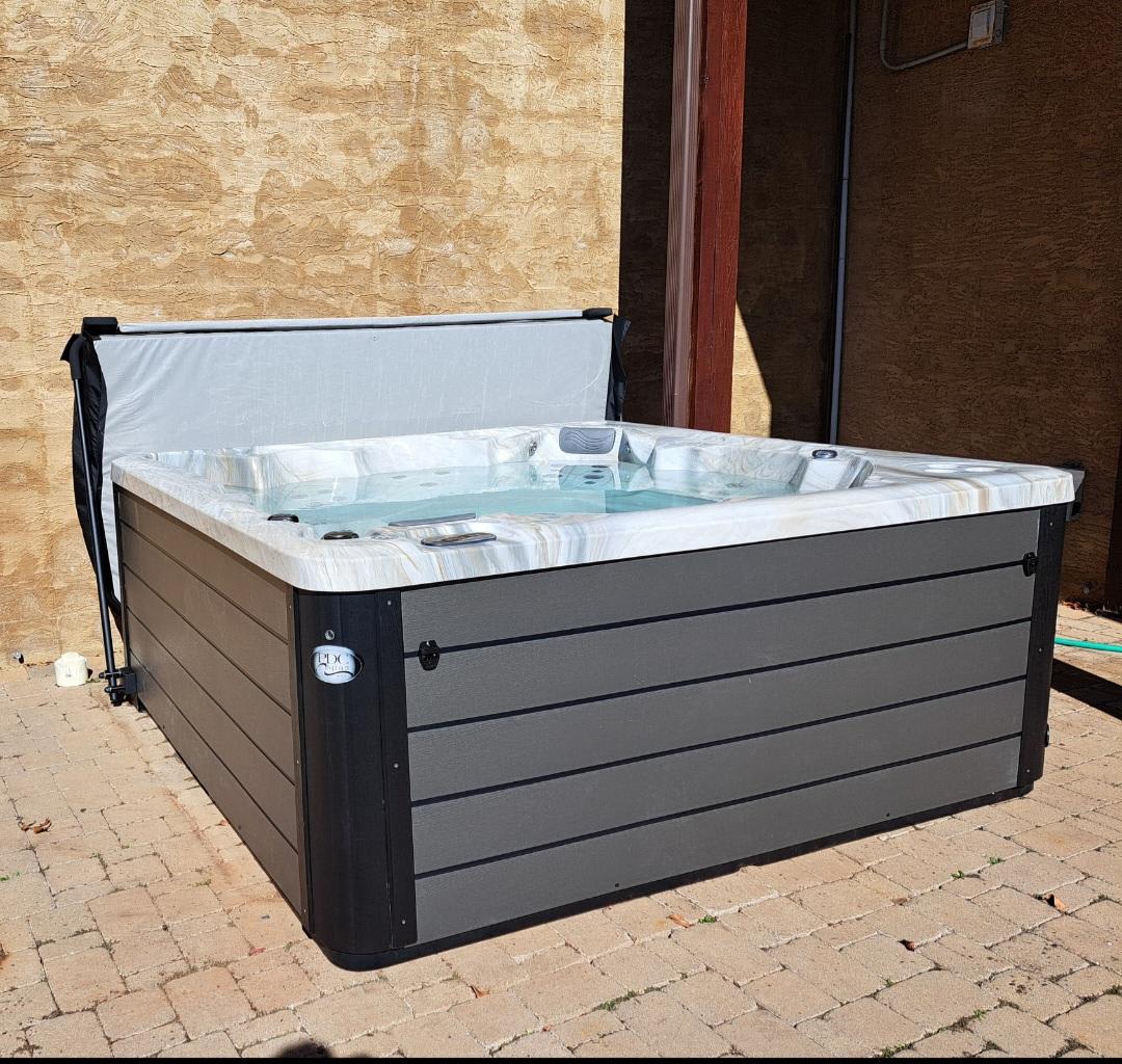 Serenity Mountain Pool Lodge - Hot Tub