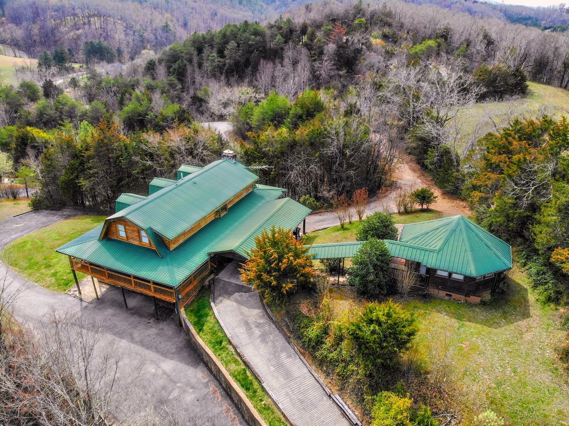 Smoky Bear Lodge with Guest House - Kitchen