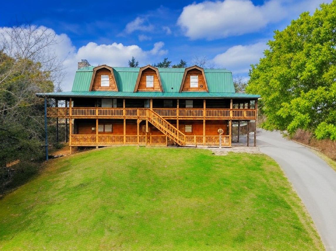 Smoky Bear Lodge with Guest House - main view