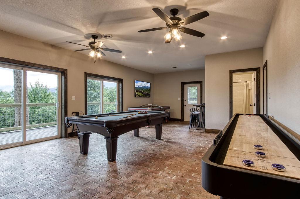 Smoky Vista Lodge - Game Room