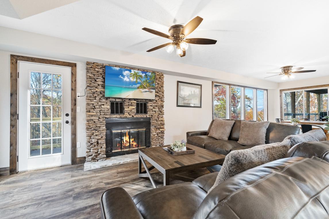 Smoky Vista Retreat interior 3