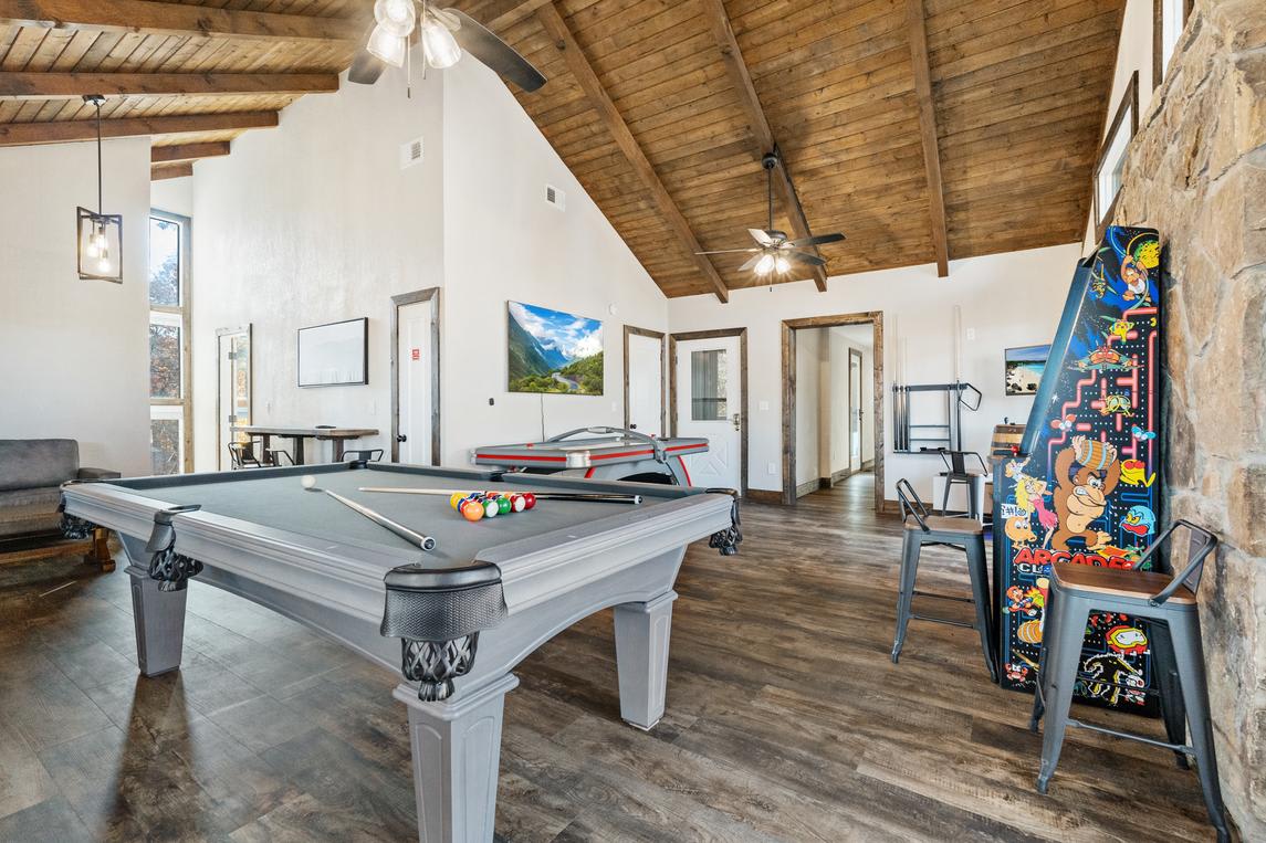 Smoky Vista Retreat interior 4