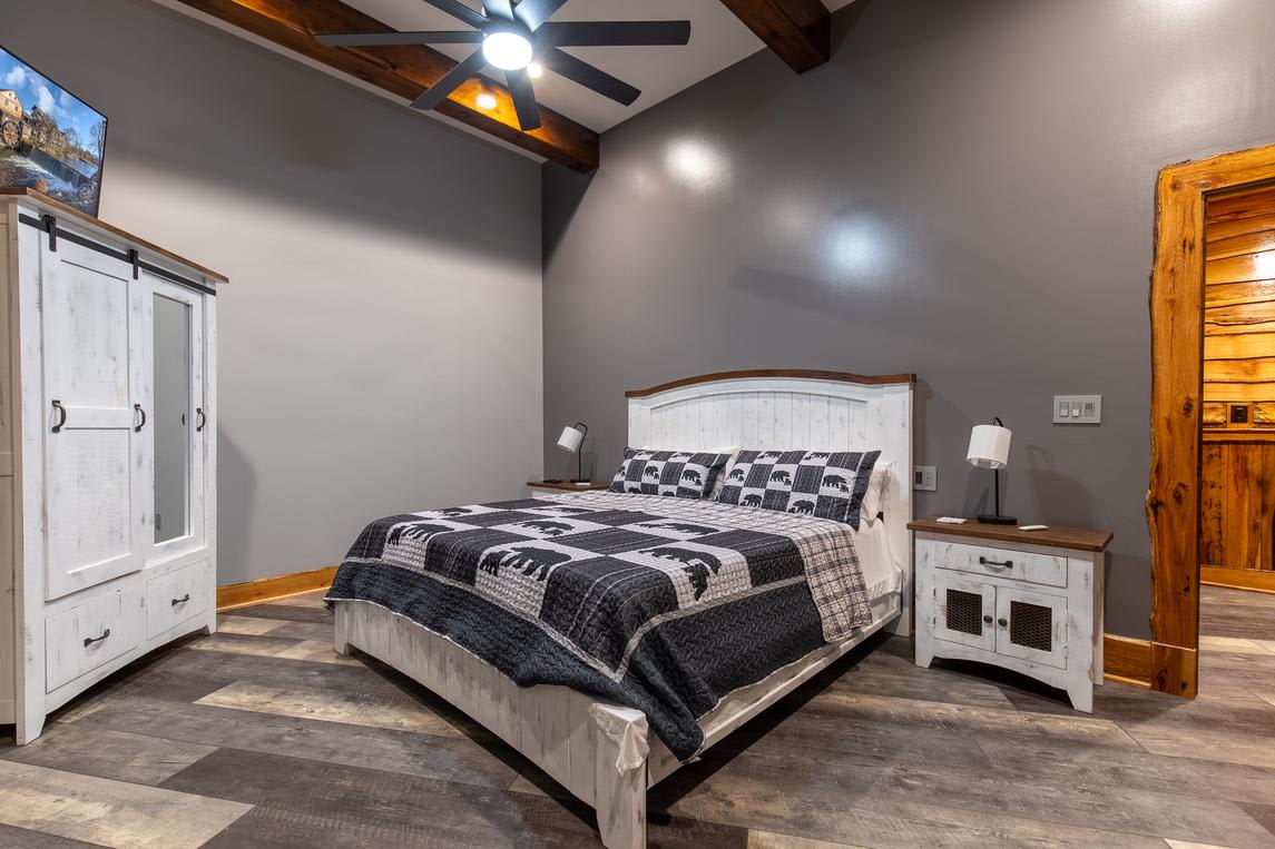 Bear Necessities queen bedroom