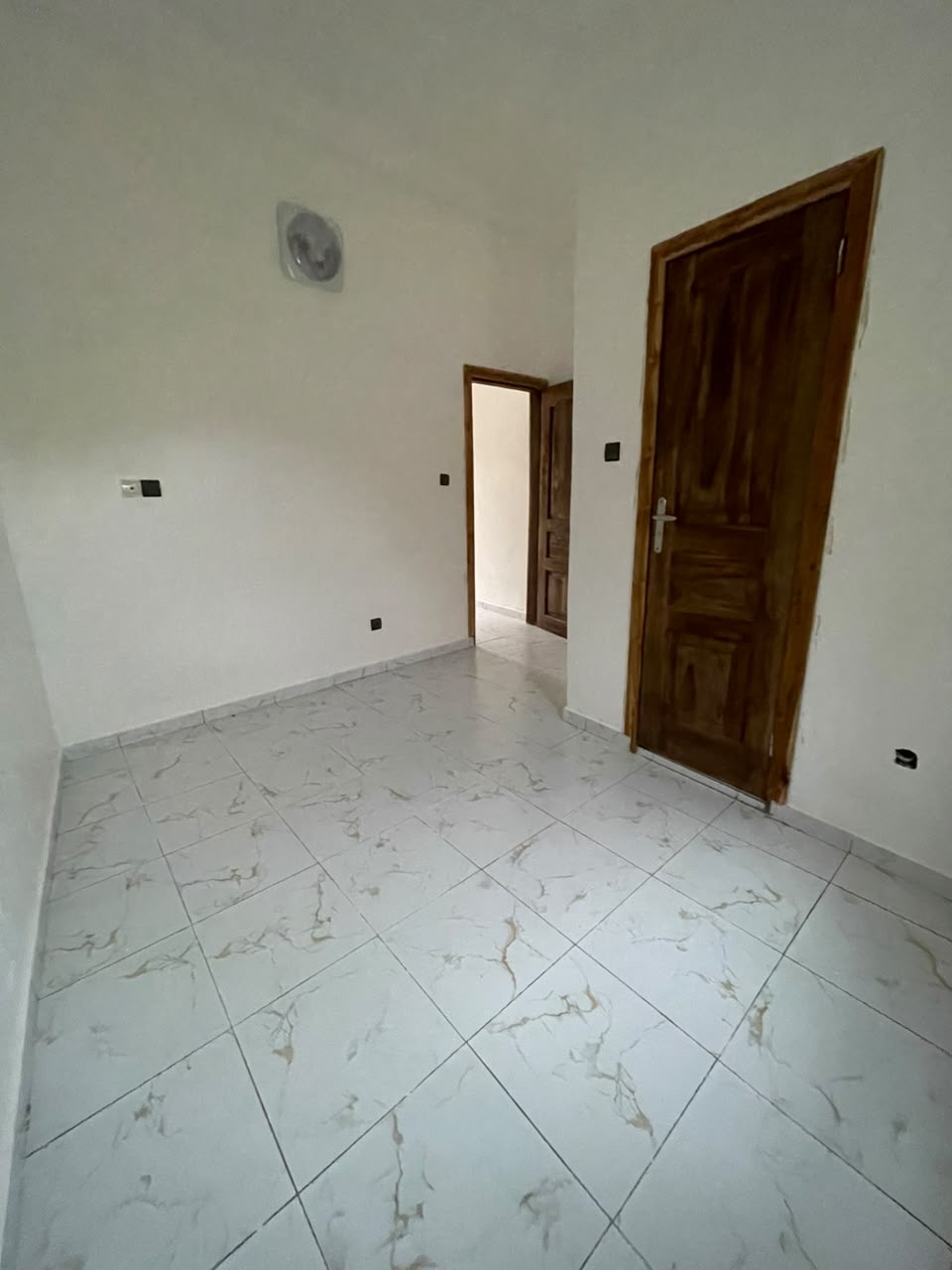 A LOUER-CHAMBRE SALON MODERNE IDEALEMENT SITUEE A DIKAME
