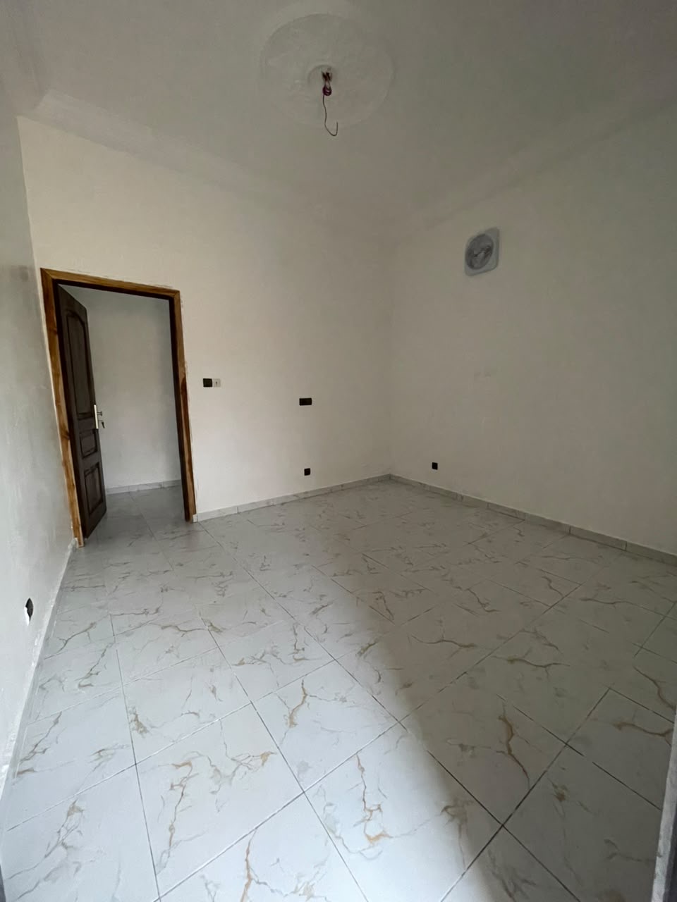 A LOUER-CHAMBRE SALON MODERNE IDEALEMENT SITUEE A DIKAME