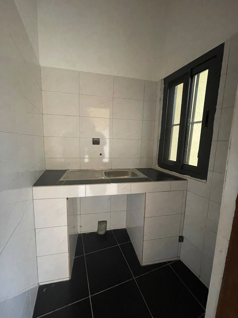 A LOUER-CHAMBRE SALON MODERNE IDEALEMENT SITUEE A DIKAME