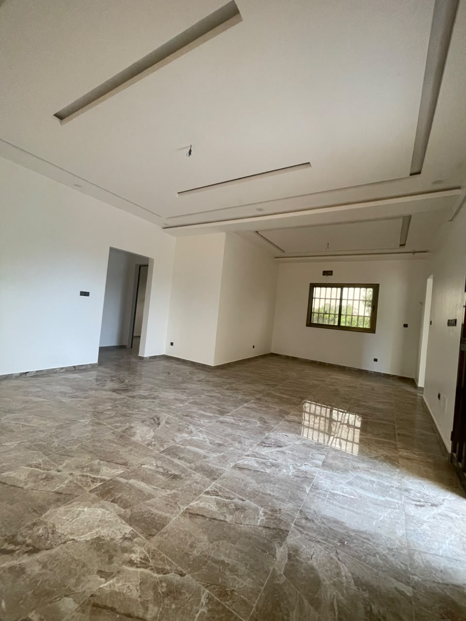 A LOUER - 2 CHAMBRES SALON MODERNE IDEALEMENT SITUEE A DAVIE_ 260M DE LA RN1