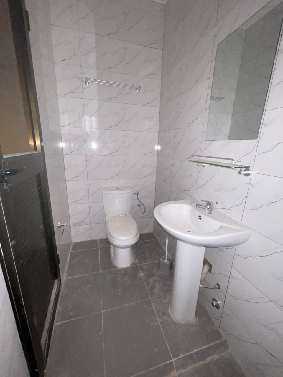 A LOUER - 2 CHAMBRES SALON MODERNE IDEALEMENT SITUEE A DAVIE_ 260M DE LA RN1
