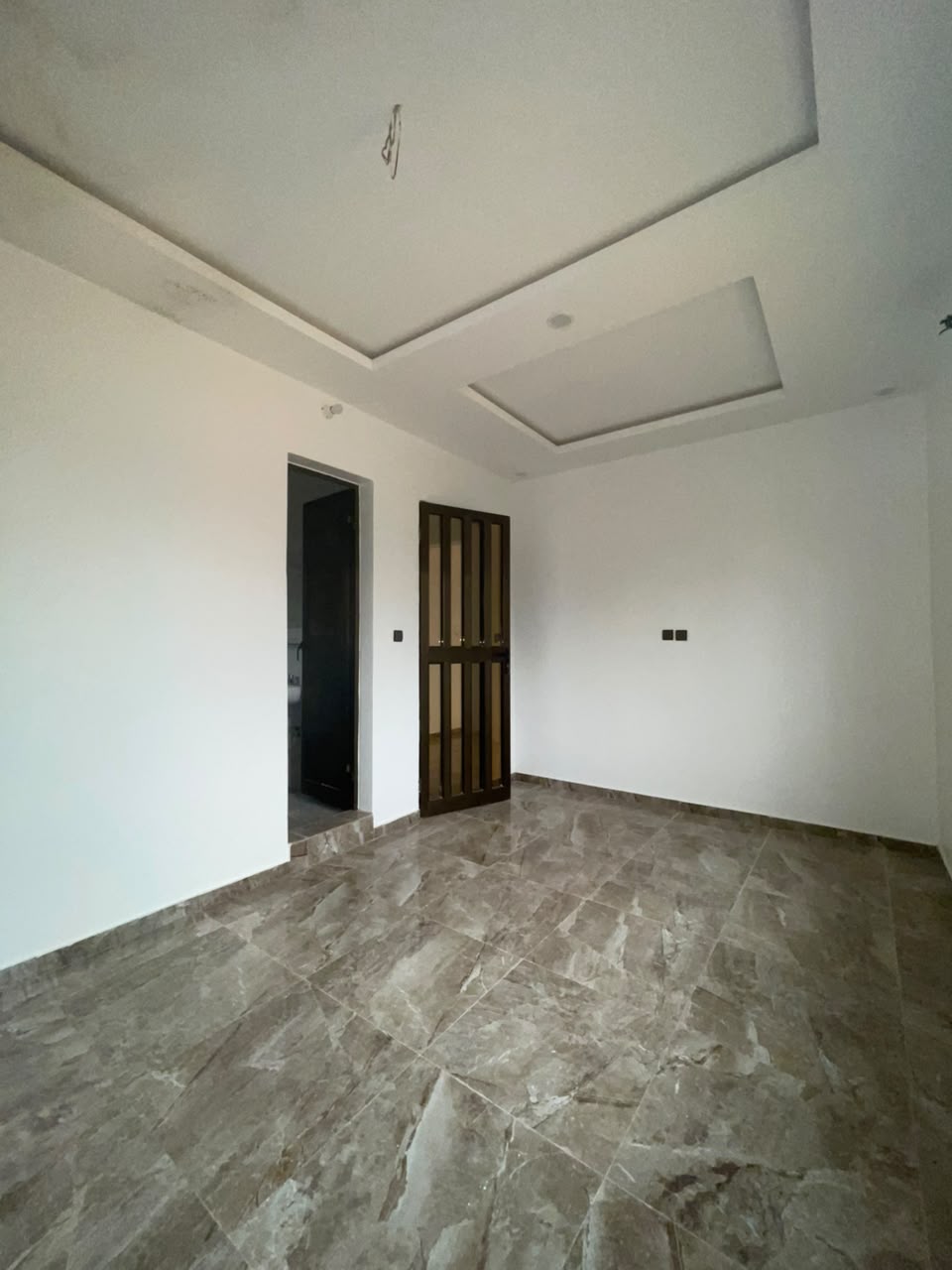 A LOUER - 2 CHAMBRES SALON MODERNE IDEALEMENT SITUEE A DAVIE_ 260M DE LA RN1