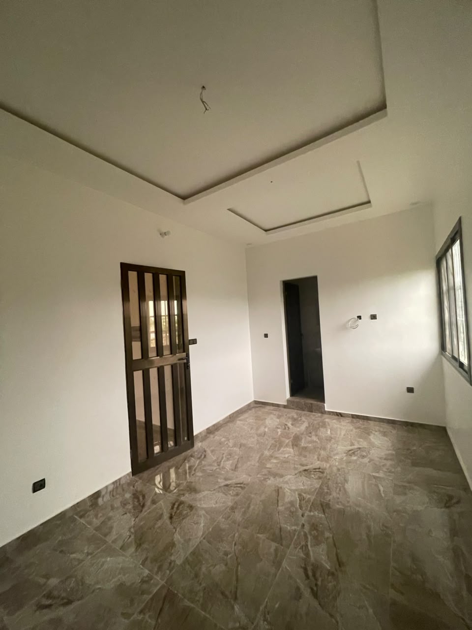 A LOUER - 2 CHAMBRES SALON MODERNE IDEALEMENT SITUEE A DAVIE_ 260M DE LA RN1