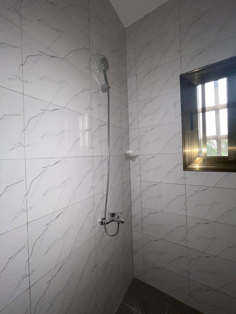 A LOUER - 2 CHAMBRES SALON MODERNE IDEALEMENT SITUEE A DAVIE_ 260M DE LA RN1