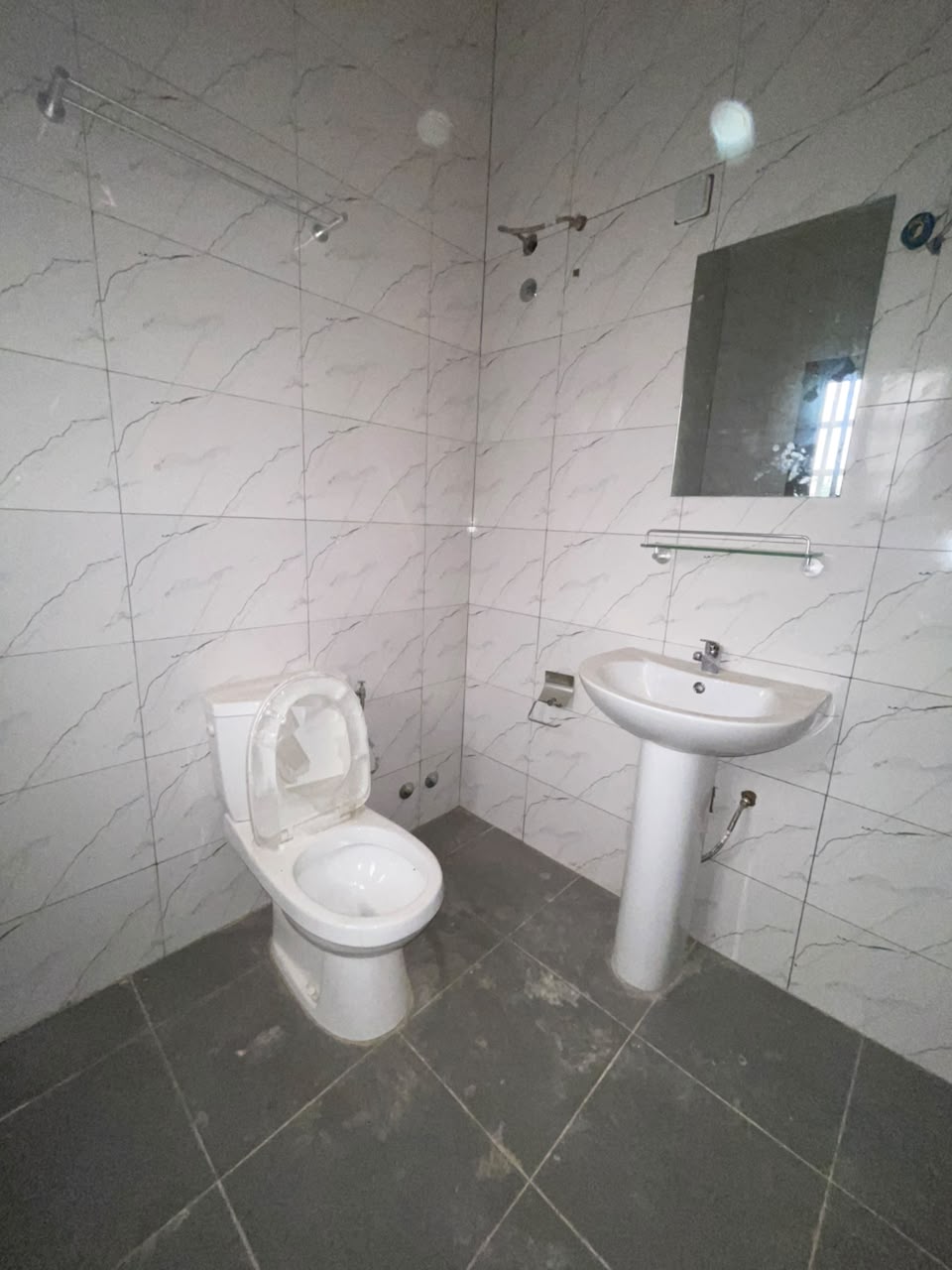 A LOUER - 2 CHAMBRES SALON MODERNE IDEALEMENT SITUEE A DAVIE_ 260M DE LA RN1