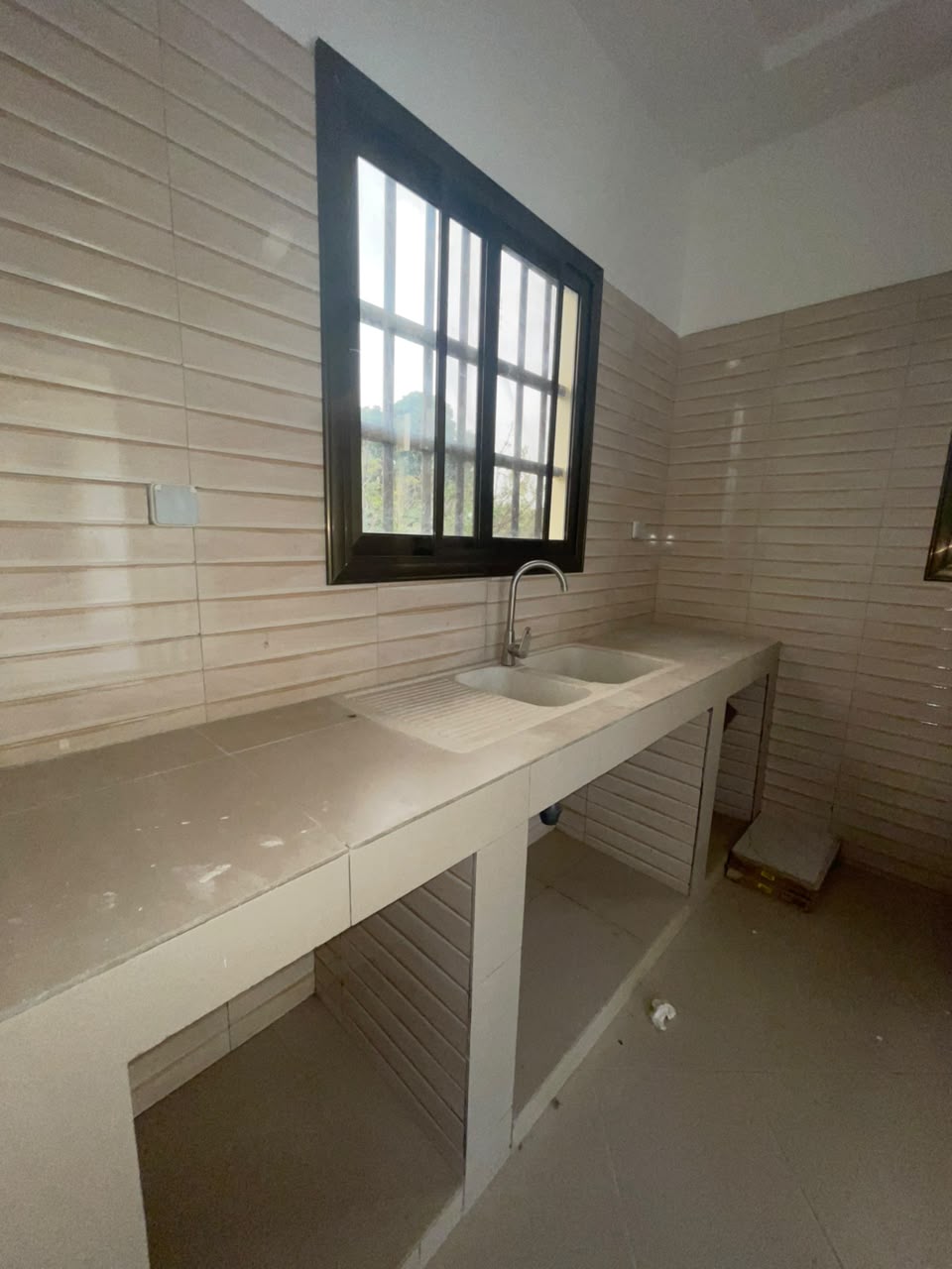 A LOUER - 2 CHAMBRES SALON MODERNE IDEALEMENT SITUEE A DAVIE_ 260M DE LA RN1