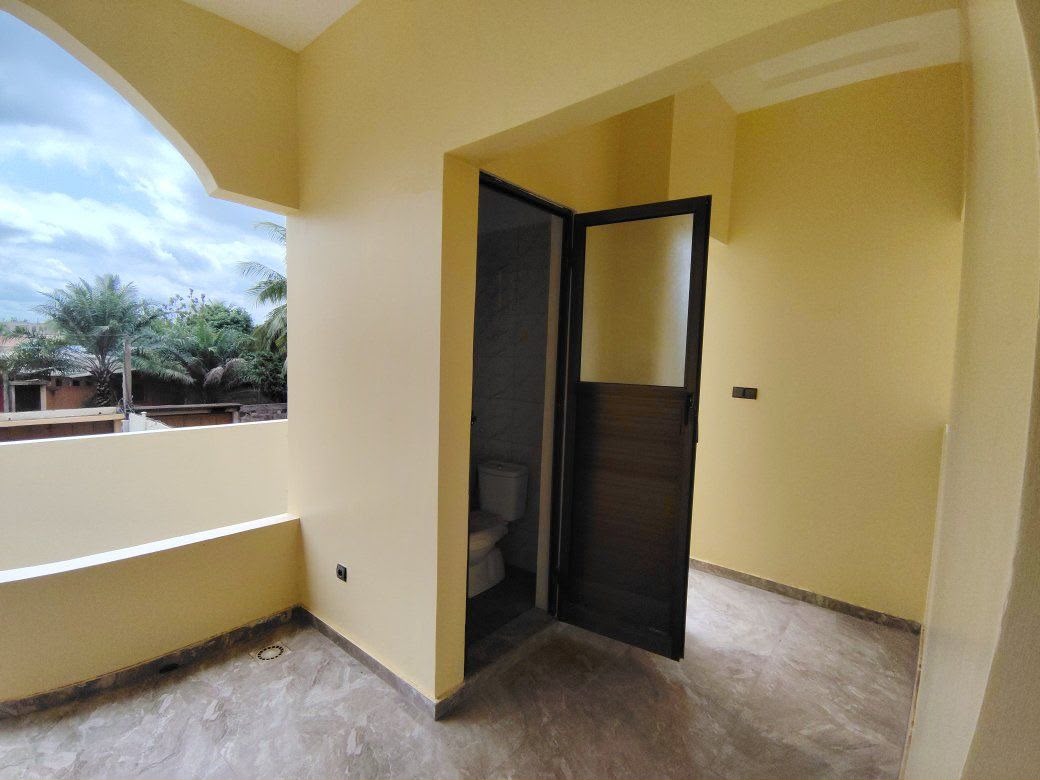 A LOUER - 2 CHAMBRES SALON MODERNE IDEALEMENT SITUEE A DAVIE_ 260M DE LA RN1