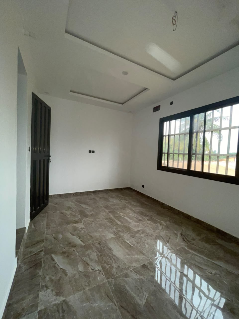 A LOUER - 2 CHAMBRES SALON MODERNE IDEALEMENT SITUEE A DAVIE_ 260M DE LA RN1