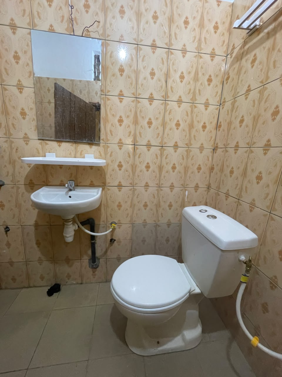 A LOUER - CHAMDRE SALON MODERNE IDEALEMENT SITUEE A DAVIE_ 260M DE LA RN1