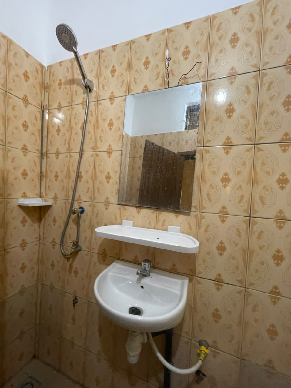 A LOUER - CHAMDRE SALON MODERNE IDEALEMENT SITUEE A DAVIE_ 260M DE LA RN1