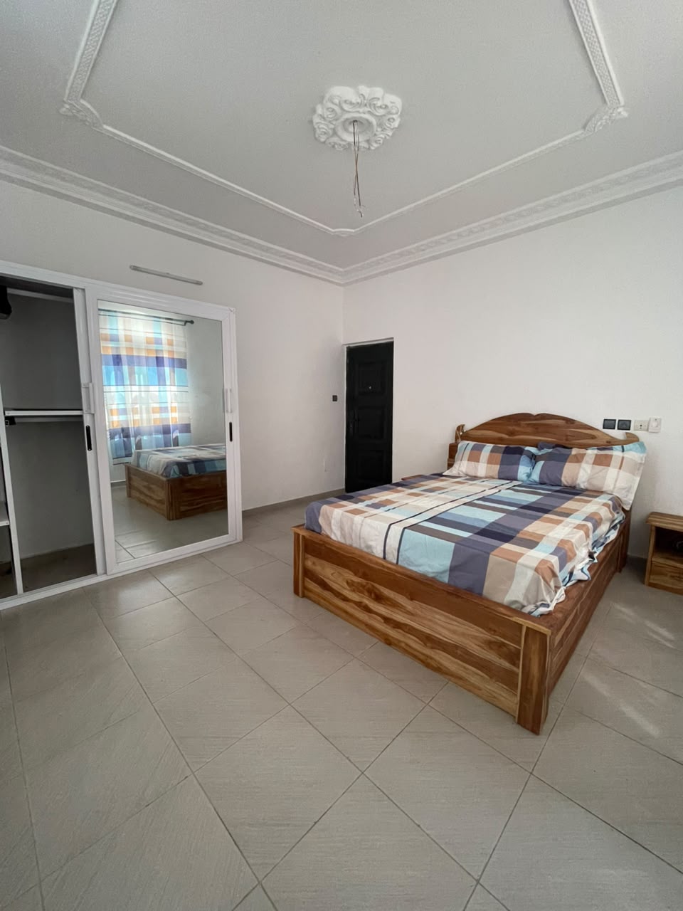 A LOUER -3 CHAMBRES SALON MODERNE BIEN MEUBLE SITUE A SANGUERA - SANYRAME
