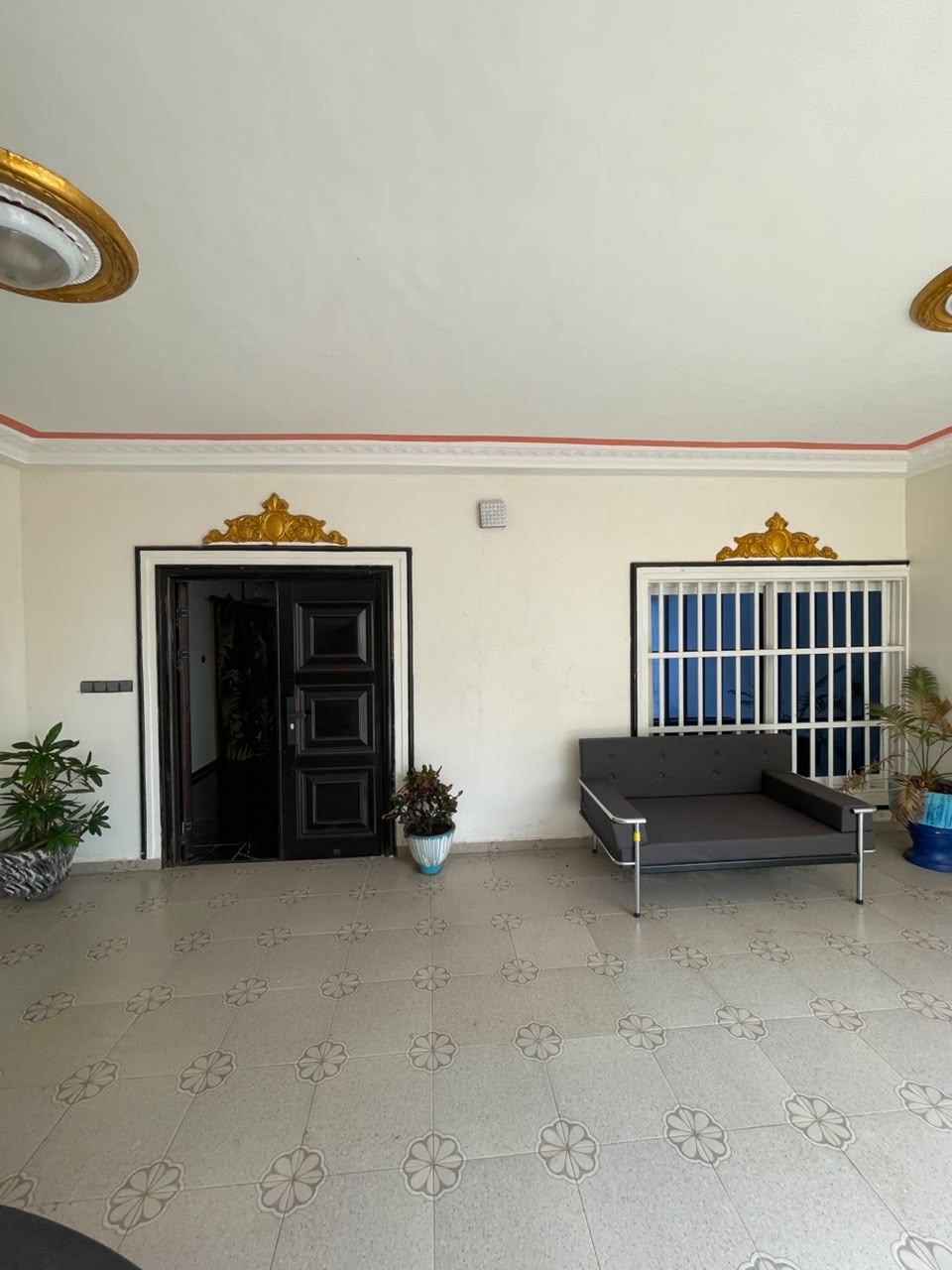 A LOUER -3 CHAMBRES SALON MODERNE BIEN MEUBLE SITUE A SANGUERA - SANYRAME