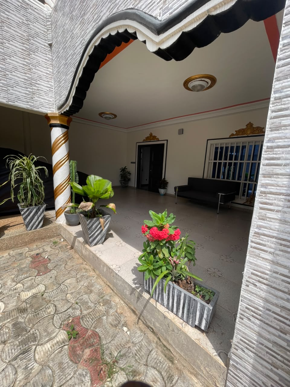 A LOUER -3 CHAMBRES SALON MODERNE BIEN MEUBLE SITUE A SANGUERA - SANYRAME