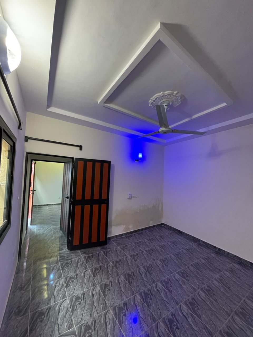 A LOUER - CHAMBRE SALON IDEALEMENT SITUEE A LEGBASSITO