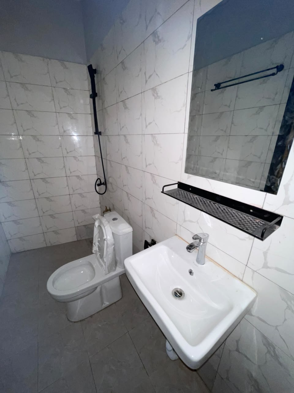 A LOUER - CHAMBRE SALON IDEALEMENT SITUEE A LEGBASSITO