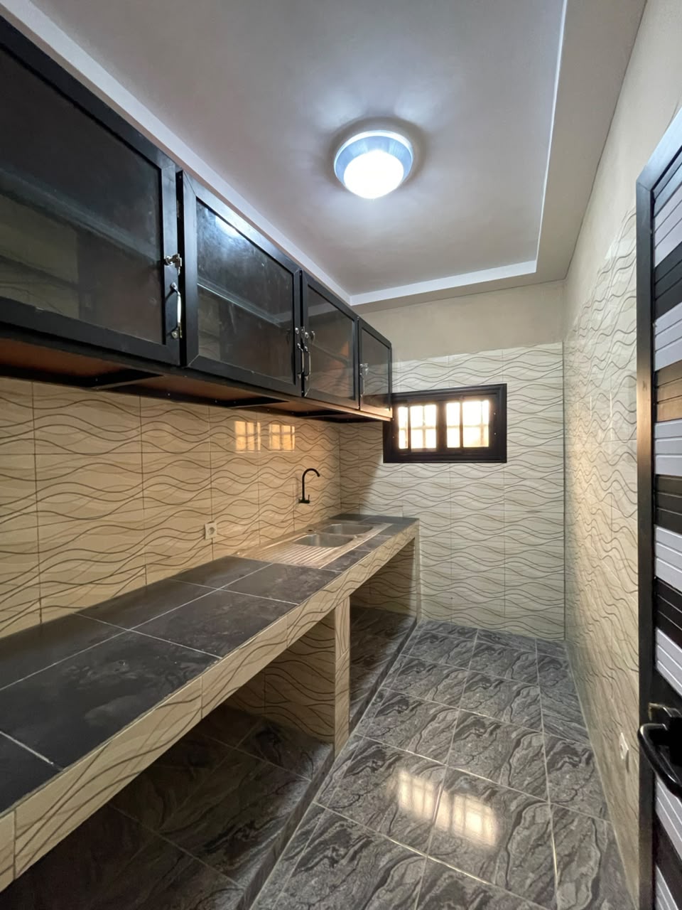 A LOUER - CHAMBRE SALON IDEALEMENT SITUEE A LEGBASSITO