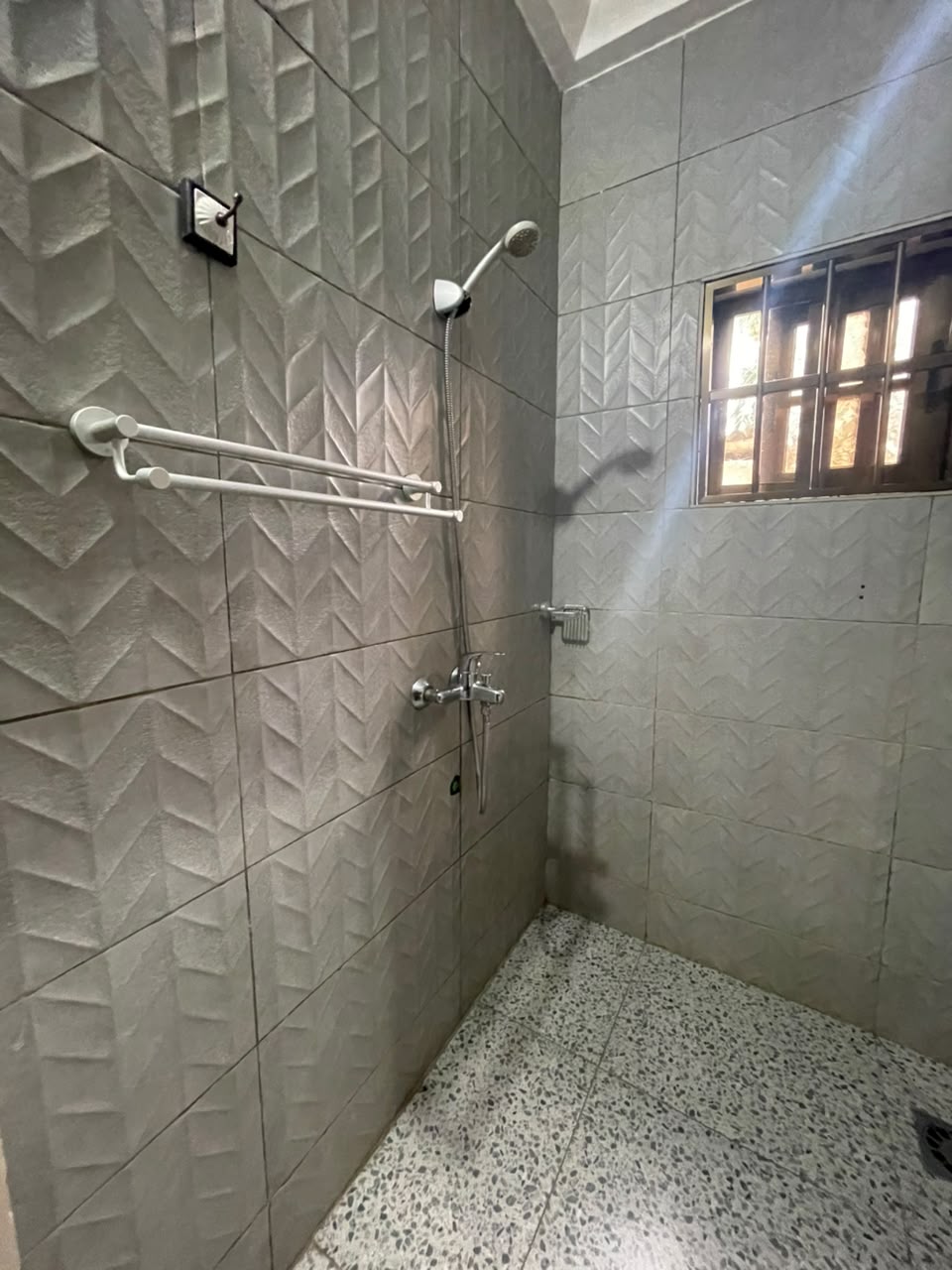 A LOUER - VILLA MODERNE IDEALEMENT SITUEE A AGBAVI