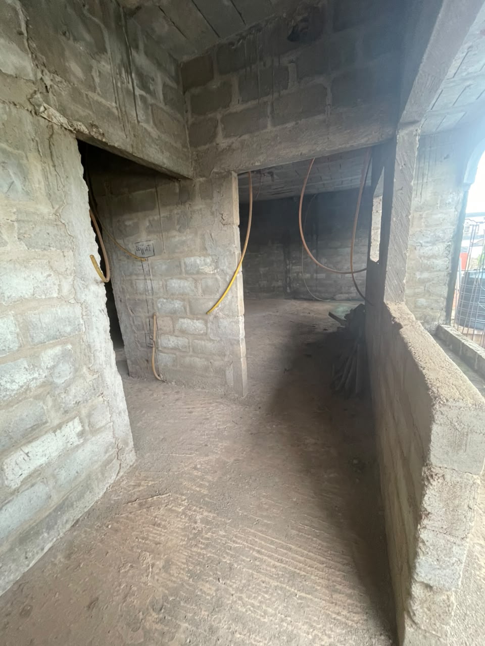 MAISON INACHEVEE - A VENDRE SITUE A GBOMAME