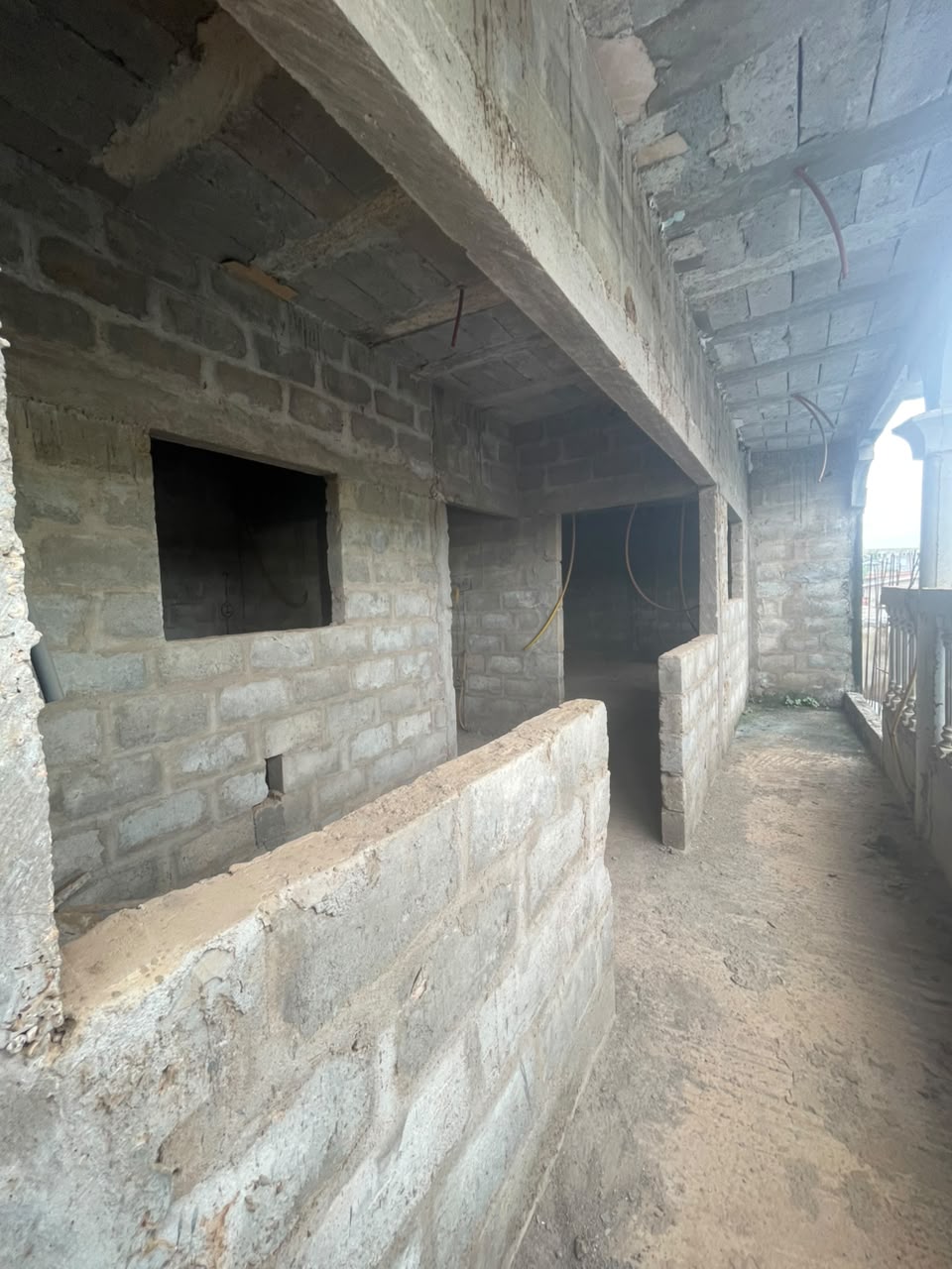 MAISON INACHEVEE - A VENDRE SITUE A GBOMAME